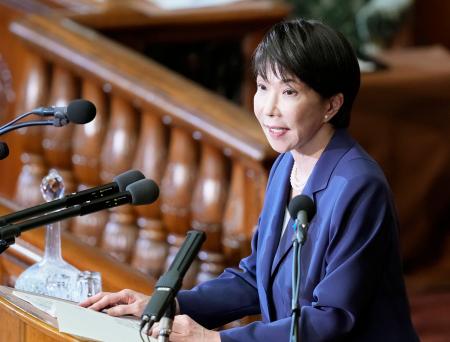 衆院本会議で答弁する高市首相。飲食料品の消費税率１％への引き下げを柱とする政府提出の減税関連法案が審議入りした＝２０日午後