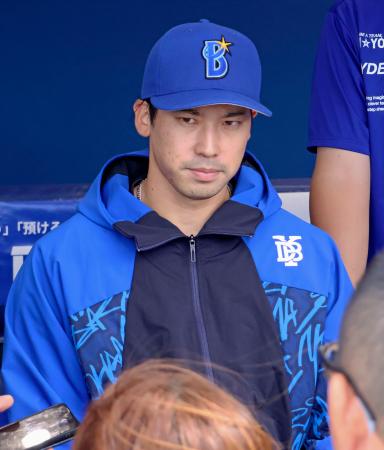 報道陣の取材に応じるＤｅＮＡ・尾形＝２０日、横浜スタジアム