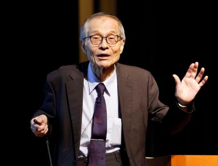 講演するそ合憲三・東京理科大栄誉教授＝２０日午前、東京都江戸川区