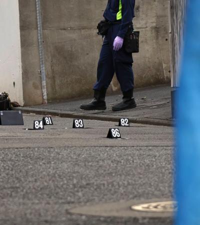 乳児の遺体が見つかったごみ集積所の付近＝２０日午後４時３２分、横浜市青葉区
