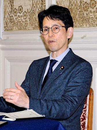記者会見する民主改革の会の階幹事長＝２０日午後、国会