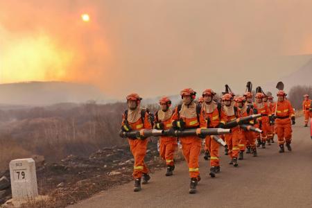 草原火災が発生したモンゴルとの国境地帯で警戒する中国の消防隊員＝中国内モンゴル自治区（新華社＝共同）