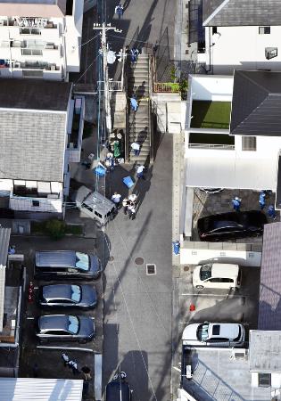 発砲事件があった神戸市兵庫区の現場付近を調べる捜査員ら＝９月３０日（共同通信社ヘリから）
