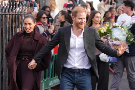 １５日、英ノッティンガムを訪れたヘンリー王子（右）とメーガン妃（ＡＰ＝共同）