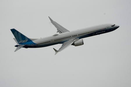 デモ飛行するボーイングの737―10=2023年6月、パリ近郊(AP=共同)