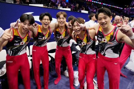 体操世界選手権の男子団体総合で優勝し喜ぶ(左から)土井陵輔、橋本大輝、川上翔平、岡慎之助、前田楓丞。ロサンゼルス五輪の出場枠を獲得した=20日、オランダ・ロッテルダム(共同)