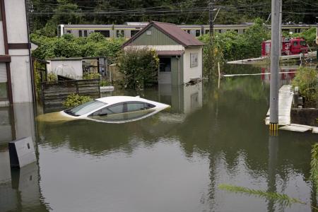 　台風２５号による大雨で水没したままの乗用車＝１日、千葉県酒々井町