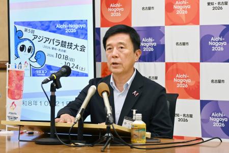 記者会見する名古屋市の広沢一郎市長＝２１日午前、名古屋市役所