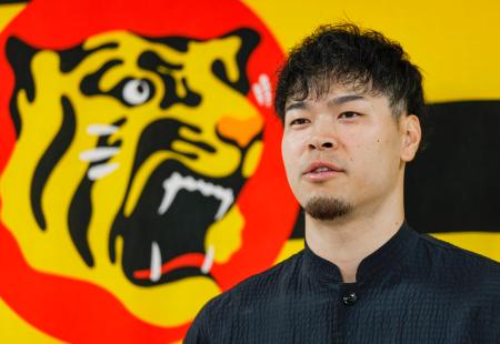 取材に応じる阪神の佐藤輝明内野手＝２１日、兵庫県西宮市