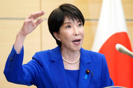 政権発足から１年を迎えたのを受け、記者団の取材に応じる高市首相＝２１日午後、首相官邸