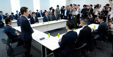 自民党と日本維新の会による社会保障改革の実務者協議＝２１日午後、国会