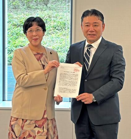 連合の神保政史事務局長（右）から要望書を受け取る立憲民主党の田名部幹事長＝２１日午前、国会