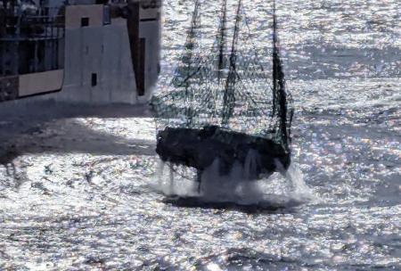 海中から引き揚げられた、墜落した無人偵察機グローバルホークの胴体の一部＝１７日、鳥取市沖（航空自衛隊提供）