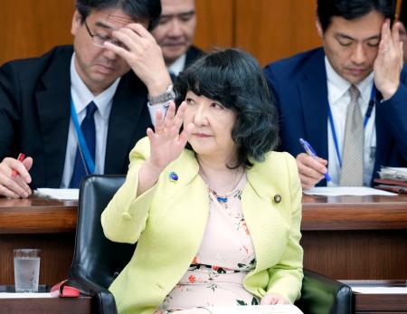 衆院財務金融委で趣旨説明のため、挙手する片山財務相＝２１日午後