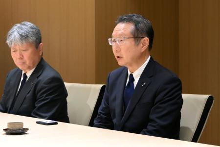静岡県島田市で染谷絹代市長と面会する中部電力の安井稔社長（右）＝２１日午後