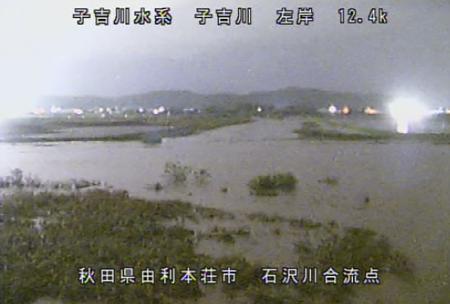 大雨で増水した秋田県由利本荘市の子吉川のライブカメラ画像=21日夜(国交省提供)