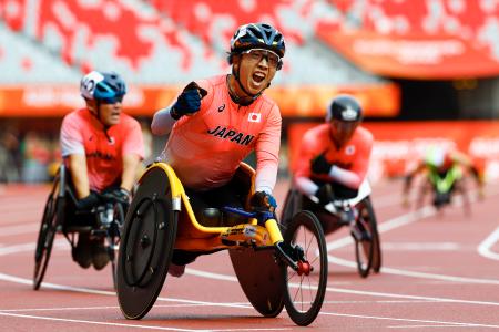 男子１００メートル（車いすＴ５１、５２）で優勝した佐藤友祈＝パロマ瑞穂スタジアム