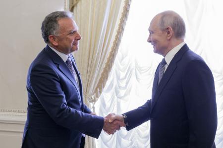 21日、ロシアのプーチン大統領(右)と会談したウィットコフ米和平交渉担当特使=ロシア・サンクトペテルブルク(タス=共同)