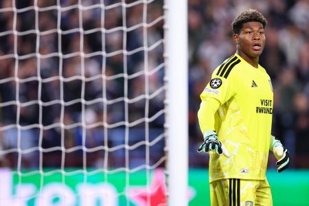 欧州チャンピオンズリーグの1次リーグ、バイキング戦でゴールを守るアストンビラのGK鈴木彩艶=21日、バーミンガム(ゲッティ=共同)