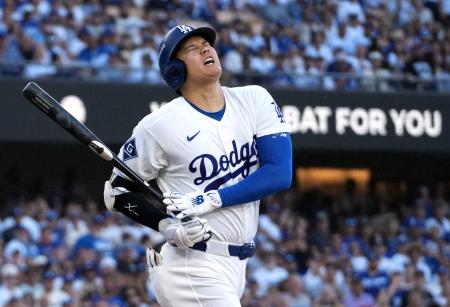 リーグ優勝決定シリーズのブルワーズ戦で三振に終わり、顔をしかめるドジャースの大谷翔平=15日、ロサンゼルス(ロイター=共同)