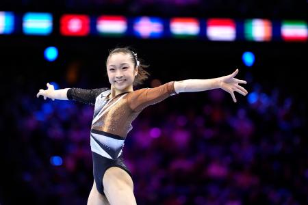 女子団体総合決勝 岡村真の床運動=ロッテルダム(共同)