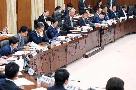 衆院憲法審査会で発言する古屋圭司会長（中央）＝２２日午前