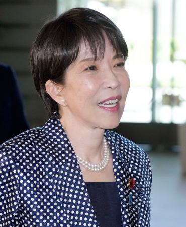 　首相官邸に入る高市首相＝２２日午前