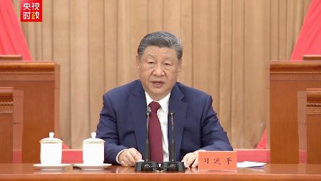 「長征」から90周年を記念する式典で演説する中国の習近平国家主席=22日、北京の人民大会堂(中国国営中央テレビ電子版から、共同)