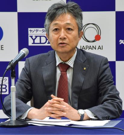 記者会見する矢野経済研究所の水越孝社長＝２２日午後、東京都千代田区