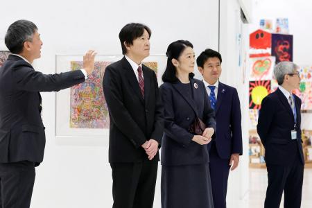 青森県立美術館で展示作品を鑑賞される秋篠宮ご夫妻＝２２日午後、青森市（代表撮影）