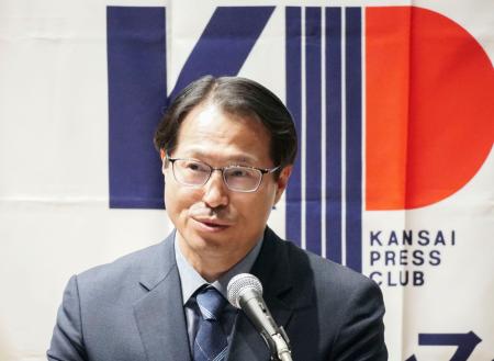 関西プレスクラブの会合で講演する韓国の李泳采駐大阪総領事＝２２日午後、大阪市