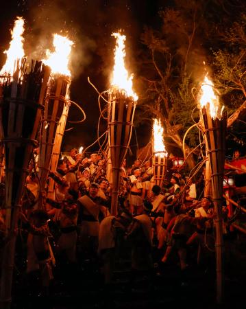 京都市左京区の由岐神社一帯で行われた奇祭「鞍馬の火祭」＝２２日夜