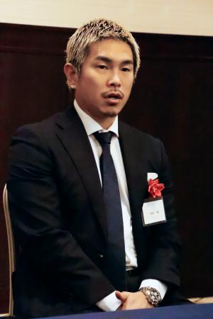 現役続行を表明したボクシング元世界４階級王者の井岡一翔＝２２日、東京都港区