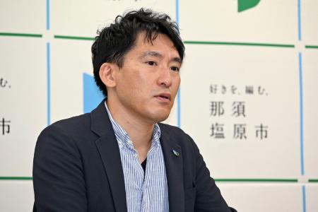 記者会見する栃木県那須塩原市の渡辺美知太郎市長＝２２日午後、那須塩原市役所