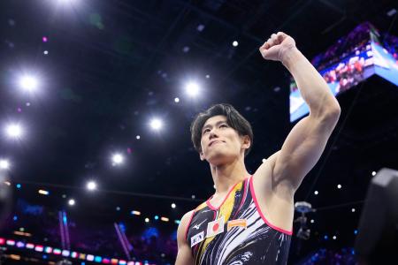 体操の世界選手権男子個人総合で優勝し、ガッツポーズをする橋本大輝。4連覇を達成した=22日、オランダ・ロッテルダム(共同)