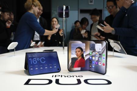 発売されたｉＰｈｏｎｅ初の折り畳み式モデル「Ｄｕｏ」＝２３日午前、東京・銀座