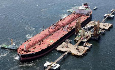 東京湾の受け入れ施設に到着した、米国産原油を積んだタンカー=4月
