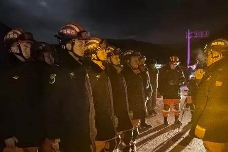 地震が発生した中国チベット自治区ナクチュで捜索活動に臨む救援隊＝２３日（新華社＝共同）