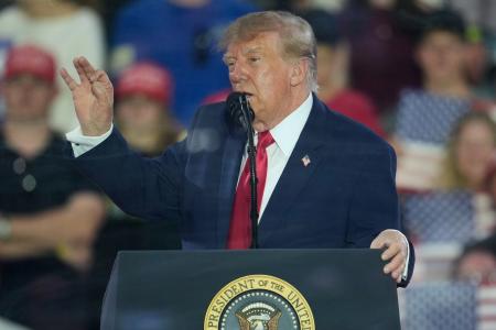 米中西部アイオワ州スーシティーの集会で演説するトランプ大統領＝２２日（ＡＰ＝共同）