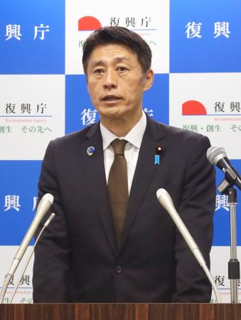 記者会見する細野復興相＝２３日午前、復興庁