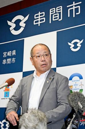 記者団の取材に応じる宮崎県串間市の武田浩一市長=23日午後、串間市役所