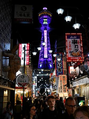 開業７０周年を記念し、ライトアップされた通天閣＝２８日夜、大阪市浪速区