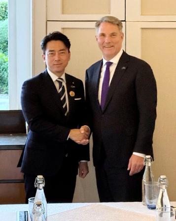 握手する小泉防衛相（左）とオーストラリアのマールズ副首相兼国防相＝２９日、フィリピン中部セブ（共同）