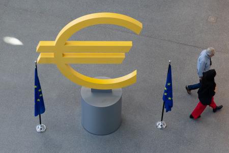 欧州中央銀行（ＥＣＢ）本部にある通貨ユーロのシンボル＝４月３０日、ドイツ・フランクフルト（ゲッティ＝共同）