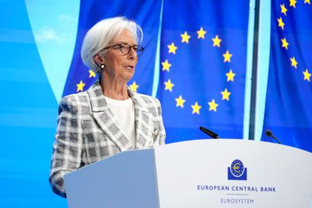 記者会見する欧州中央銀行のラガルド総裁＝２９日、ドイツ・フランクフルト（共同）
