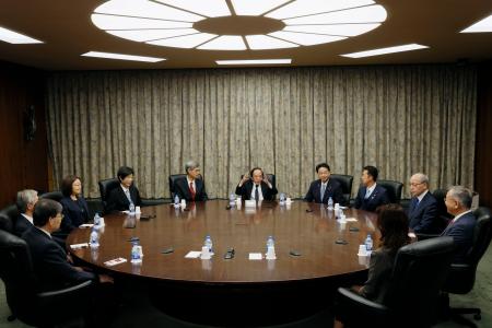 金融政策決定会合に臨む日銀の植田総裁(中央)ら=30日午前、日銀本店