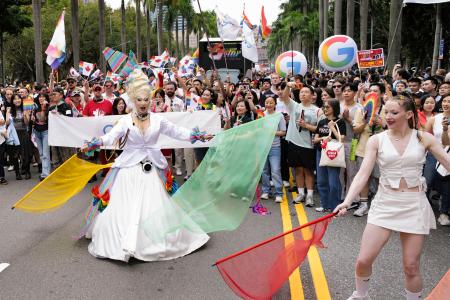 31日、台北市で行われたLGBTなど性的少数者によるパレード(共同)