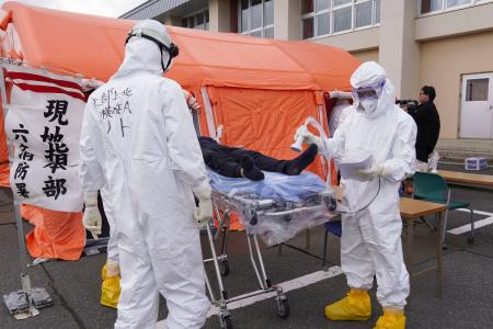 使用済み核燃料再処理工場の事故を想定し、搬送されたけが人の放射線量測定の訓練=31日午前、青森県六ケ所村